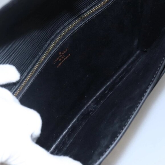 LOUIS VUITTON Epi Serie Dragonne Clutch Bag Black Noir M52612 LV Auth - Picture 9 of 16